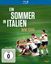 Text: "Ein Sommer in Italien" und "WM 1990". Fußballspieler in weiß-schwarzen Trikots jubeln auf einem Spielfeld.