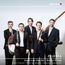 „GENUIN“, „ZELENKA“, „Ángel Luis Sánchez | Ramón Ortega | Marc Trénel | Wies de Boevé | Alfonso Sebastián“. Fünf Männer in Anzügen mit Instrumenten.