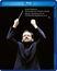 Texte: Andris Nelsons, Gewandhausorchester Leipzig, Mozart Symphony No.40, Tchaikovsky Symphony No.6. Dirigent hebt Taktstock.