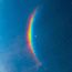 Ein Regenbogenbogen mit Sternenhimmel und leuchtendem Mond in einer nächtlichen Szene.