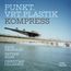 "PUNKT. VRT. PLASTIK KOMPRESS", darunter "KAJA DRAKSLER, PETTER ELDH, CHRISTIAN LILLINGER", darüber unscharfer Strandhintergrund.