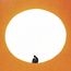 Keine Texte sichtbar. Illustration eines Menschen in Gedanken, sitzend vor einer großen weißen Sonne auf orangefarbenem Hintergrund.