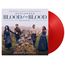 „Outlander: Blood of My Blood, Season 1“ steht oben. Darunter gehen vier Personen durch eine ländliche Landschaft. Ein rotes Vinyl ist sichtbar.