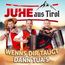 „JUHE aus Tirol.“ Drei Männer in roten Westen mit Musikinstrumenten. Oben ein Bergmotiv. Text: „WENNS DIR TAUGT DANN TUA'S“.