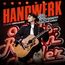 HANDWERK, 10 JAHRE UNPLUGGED, Volks Rock'n'Roller, Andreas Gabalier. Ein Mann mit Gitarre vor leuchtendem Hintergrund.