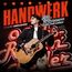 "Handwerk", "10 Jahre Unplugged", "Volks Rock'n'Roller", "Andreas Gabalier". Musikinterpret mit Gitarre vor Neonlicht.