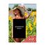 „Land & Lust 2027“: Eine nackte Frau mit Sonnenhut steht in einem Sonnenblumenfeld.