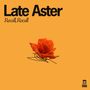 Text: „Late Aster“, „Recall, Recall“. Eine orange Rose auf einem gelben Hintergrund, unten rechts ein Logo.