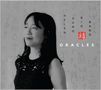 Texte: HELEN SUNG BIG BAND, ORACLES. Eine Frau mit dunklen langen Haaren lächelt. Hintergrund hat asiatische Zeichen., CD