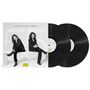 "KATIA & MARIELLE LABÈQUE" auf einem Schallplattencover. Zwei Frauen in Schwarz gekleidet sitzen auf einer Bank., 2 LPs