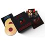 Text: "Andrea Bocelli", "Romanza 30th Anniversary". Zwei Schallplatten und Fotos eines lächelnden Mannes in rotem Pullover., 2 LPs