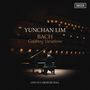 Text: "Yunchan Lim, Bach, Goldberg Variations, Live at Carnegie Hall." Ein Musiker spielt Klavier in einem Konzertsaal.