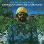 "VISIONS OF A NEW WORLD" und "LONNIE LISTON SMITH & THE COSMIC ECHOES" stehen oben. Eine Person in bunter Kleidung, umgeben von Pflanzen.