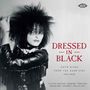Aufschrift: "Dressed in Black: Goth Divas from the Dark Side 1941-2025." Schwarzweiß-Foto einer Frau mit vollem Haar.