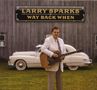 „Larry Sparks Way Back When“ auf Schild. Ein Mann im Anzug mit Gitarre steht vor einem Oldtimer und einer Holzwand., CD