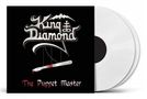 "King Diamond" und "The Puppet Master" in stilisierter Schrift. Darunter ein blutiger Stab als Marionettenkontrolle. Zwei weiße CDs.