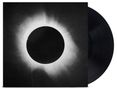Ein schwarzes Vinyl mit einer Hülle, die eine Sonnenfinsternis darstellt: ein schwarzer Kreis umgeben von hellem Leuchten., LP