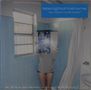 Text: "latenightdrivehome 'as i watch my life online'". Eine Person hält einen leuchtenden Bildschirm vor ihr Gesicht in einem blauen Bad., CD