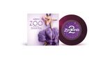 "ZOOTOPIA 2 präsentiert ZOO, performt von SHAKIRA." Eine Giraffe in lila Kleidung, daneben eine lila Vinyl-Schallplatte., Single 7"