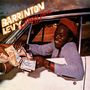 Text: "BARRINGTON LEVY Money Move". Ein Mann im Auto gibt lachend Geldscheine an eine Hand im Fenster weiter. 