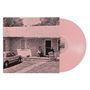 Ein rosa Vinyl mit einem verpixelten Cover: ein Haus mit Veranda, zwei Personen, ein Auto links., 2 LPs