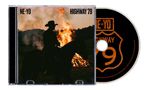 NE•YO, HIGHWAY 79. Ein Cowboy reitet vor einem großen Feuer. Das CD-Design zeigt ein Schild mit ähnlichem Text., CD