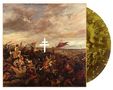 Ein Gemälde zeigt eine chaotische Schlachtszene mit einem weißen, doppelten Kreuz in der Mitte. Daneben eine gelbe Schallplatte., LP