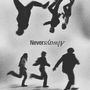 Text „Nevers Always“. Menschen in Schwarz-Weiß scheinen zu laufen oder zu schweben, teils kopfüber., CD