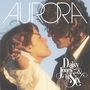 "AURORA" und "Daisy Jones & The Six". Eine Frau und ein Mann stehen sich nahe, mit warmen Licht im Hintergrund., CD