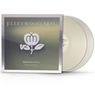 Aufschrift: "Fleetwood Mac", "Greatest Hits", "Deluxe Edition". Zwei helle Schallplatten ragen aus einem Cover mit Blüten-Logo., 2 LPs