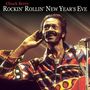Text: "Chuck Berry Rockin' Rollin' New Year's Eve". Ein Mann in einem bunten Hemd hält die rechte Hand ans Ohr., 2 LPs