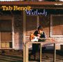 "Tab Benoit Wetlands" steht oben. Ein Mann lehnt mit einer Gitarre am Geländer einer alten Veranda., CD