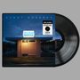Text: "Kenny Chesney", "Silver Sands Marina", "New Album". Ein beleuchtetes Gebäude bei Nacht, daneben eine Schallplatte., LP