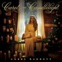"Carols and Candlelight Deluxe" und "Gabby Barrett" in goldener Schrift, eine Frau in gelbem Kleid umgeben von Kerzen.