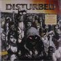 "Disturbed: Ten Thousand Fists" mit einer Menschenmenge, die ihre Fäuste erhebt; zentrales düsteres Wesen mit Kapuze.