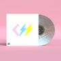 Text "CSS" in pastellfarbenen Buchstaben. Eine transparente Vinyl-Schallplatte auf rosa Hintergrund., LP