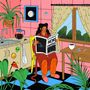 Eine Frau liest "NEWS UNIVERSE" in einer Küche mit rosa Wänden und Pflanzen. Ein Mondbild hängt, ein Fenster zeigt Bäume., Single 12"