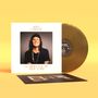 Aufschrift: "SERA CAHOONE, I'VE MISSED YOU ALL THESE YEARS". Coverfoto von Person mit Brille und Mütze. Goldene Schallplatte., LP