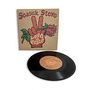 "Seasick Steve", "Love & Peace" stehen auf einem Cover. Illustration eines Peace-Zeichens mit Rose. Eine Schallplatte davor., Single 7"