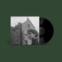 "Losskiss" steht auf der Vinyl-Schallplatte. Im Bild: Ein altes Steinhaus und eine Person im Vordergrund., LP