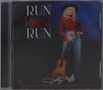 „RUN ROSE RUN“. Frau in kariertem Hemd und Jeans, hält Gitarre. Unten Signatur „Dolly“ mit Schmetterlingsdarstellung., CD