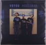 "VOYOU HOUSEMAN" und "LIMITED COLOURED VINYL". Drei Personen in schwarzen T-Shirts vor einem ABC-Schild., Single 12"