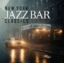 "New York Jazz Bar Classics", Schilder: Louis Armstrong, Billie Holiday, Ella Fitzgerald, Benny Goodman, Duke Ellington. Straßenansicht bei Regen.