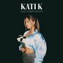 Text: "KATI K", darunter "ALLES ODER NICHTS". Eine Frau in blauer Jacke hält Blumen, Hintergrund dunkel., CD