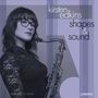 "Shapes & Sound" von Kirsten Edkins. Frau mit Brille hält Saxophon, trägt Spitzenoberteil, monochrome Gestaltung., LP