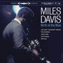 Texte: "Miles Davis Birth of the Blue", Musikerliste. Ein Mann spielt ein Blasinstrument im blauen Scheinwerferlicht., 2 LPs