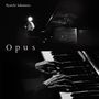 "Ryuichi Sakamoto, Opus". Im Dunkeln spielt ein Mann Klavier; Nahaufnahme der Klaviertasten und Hände., 2 CDs