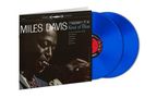 Das Cover von "Kind of Blue" von Miles Davis und zwei blaue Schallplatten., 2 LPs