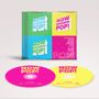 Text: "NOW THAT'S WHAT I CALL POP!". Helle, viergeteilte Verpackung mit zwei farbigen CDs in Pink und Gelb.