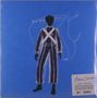 "Andre 3000" in großer Schrift oben. Silhouette eines Musikers mit Retro-Uniform in Blau mit Instrument im Hintergrund.